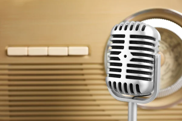 Microfone retrô e rádio — Fotografia de Stock
