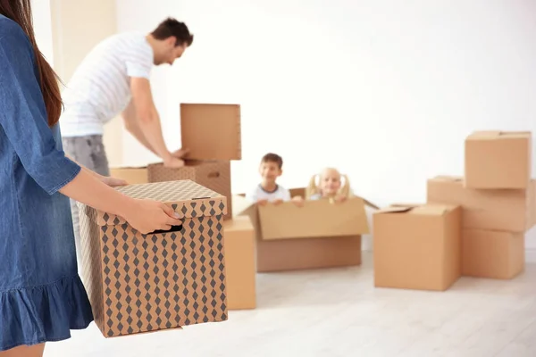 Mujer con caja en nuevo hogar — Foto de Stock