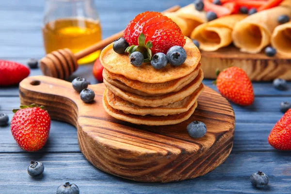 Tavola con pancake di grano saraceno — Foto Stock