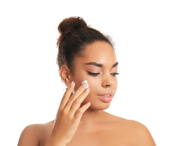 白い背景の上の皮膚にクリームを適用する美しい若いアフリカ系アメリカ人女性 — ストック写真