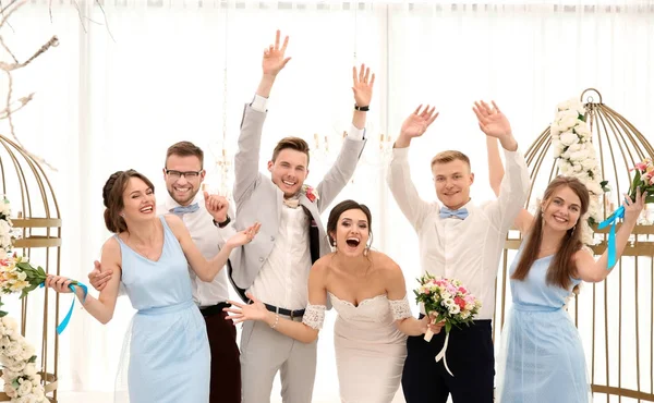 Feliz hermosa pareja con los mejores hombres y damas de honor en el día de la boda, en el interior — Foto de Stock