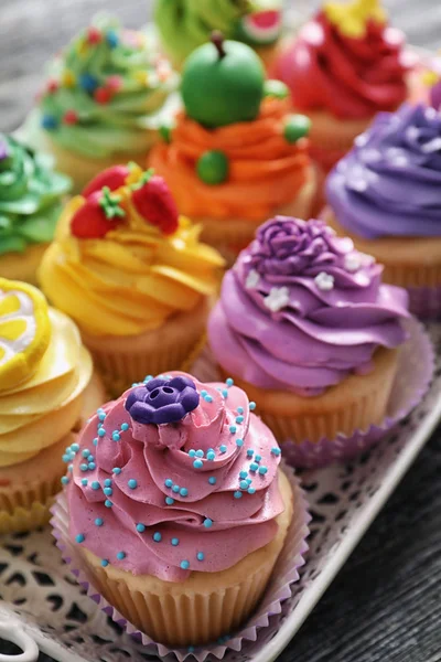 Belos cupcakes na bandeja vintage, close-up — Fotografia de Stock