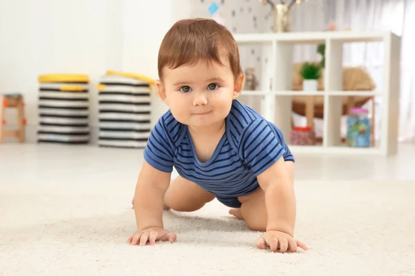 Lindo bebé niño arrastrándose en el suelo en casa — Foto de Stock