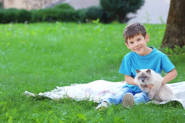 Jongetje met pluizige kat — Stockfoto