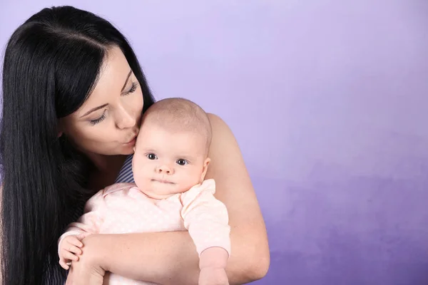 若いお母さんと可愛い赤ちゃん — ストック写真
