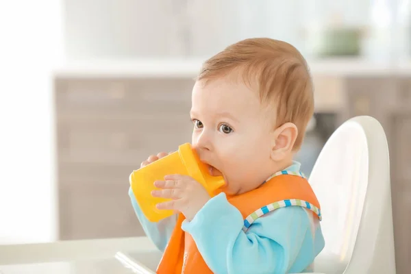 かわいい赤ちゃんの台所で水を飲む — ストック写真