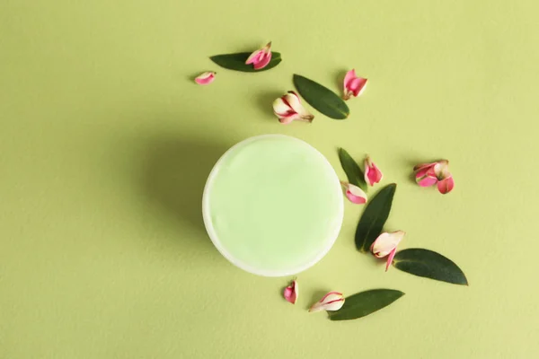 Jar of body cream with flowers — Stock Photo, Image
