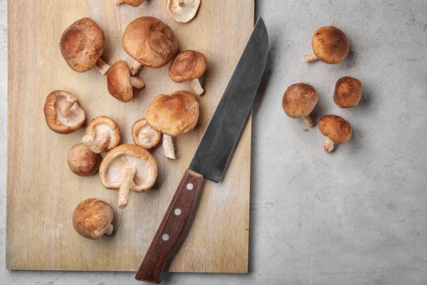 Boord met aw shiitake paddestoelen — Stockfoto