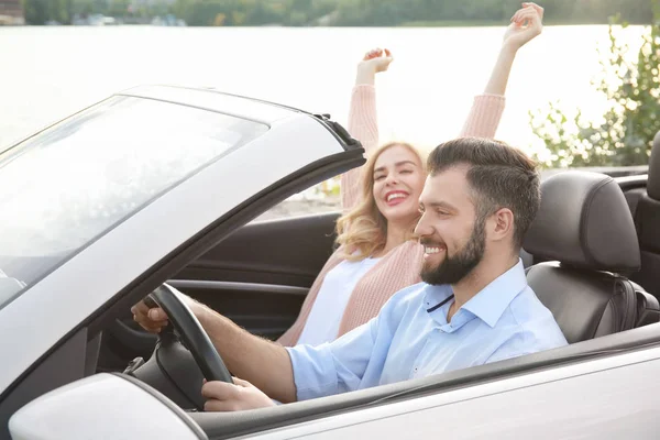 Boldog fiatal pár autóban road trip — Stock Fotó