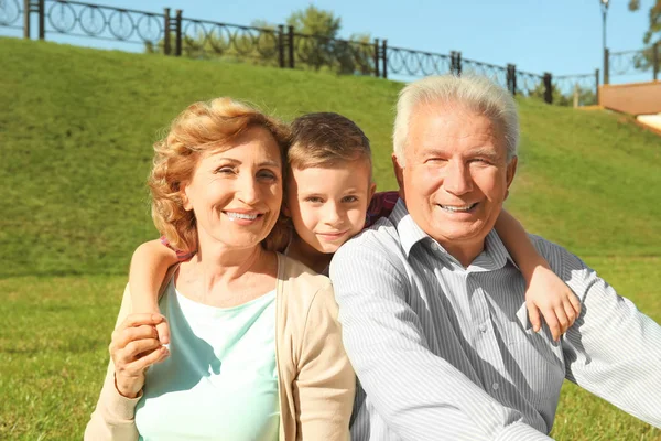 Bejaarde echtpaar met kleinzoon in park — Stockfoto