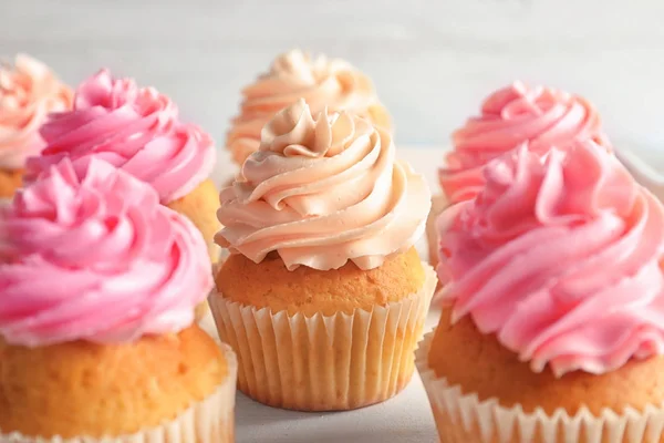 Cupcakes gostosos na mesa de madeira — Fotografia de Stock