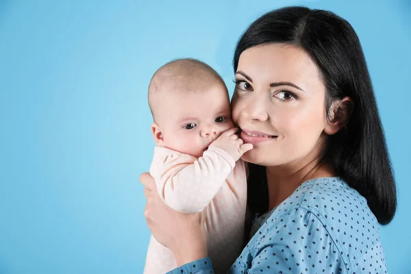 Jovem mãe e bebê bonito — Fotografia de Stock