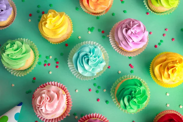 Cupcakes saborosos no fundo da cor — Fotografia de Stock