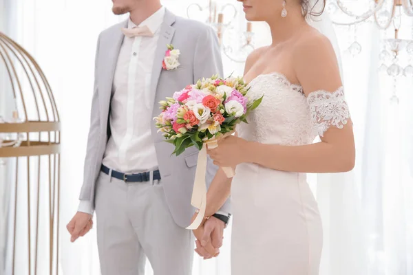 Glückliches schönes Paar am Hochzeitstag drinnen — Stockfoto