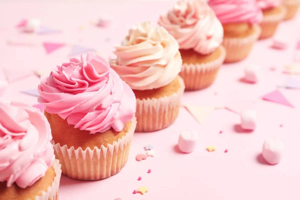 Renk arka plan üzerinde birçok lezzetli kek — Stok fotoğraf