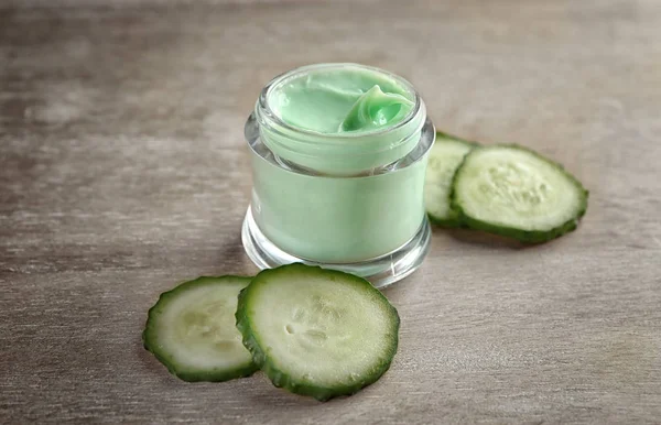 Tarro de crema corporal con pepino en rodajas — Foto de Stock