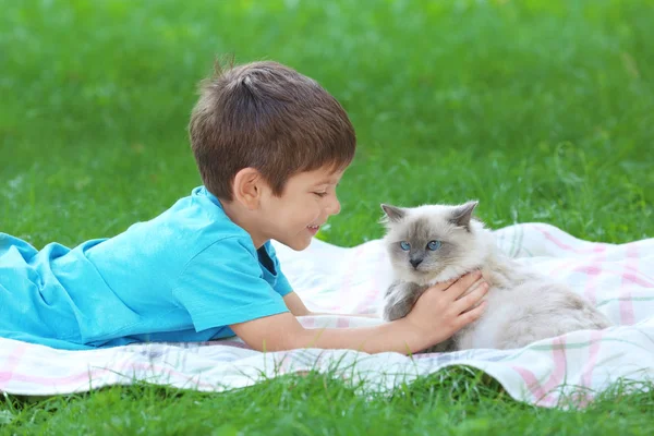 小男孩与毛茸茸的猫 — 图库照片