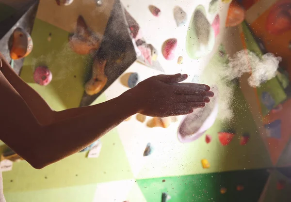 Alkalmazása a talkum púder a fiatal nő kezet hegymászó tornaterem — Stock Fotó