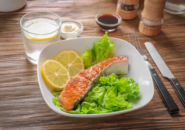 Plaka lezzetli ızgara somon ile 