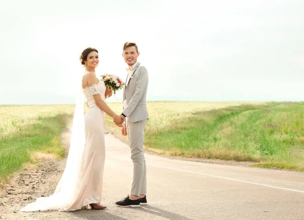 Bella coppia il giorno del matrimonio — Foto Stock