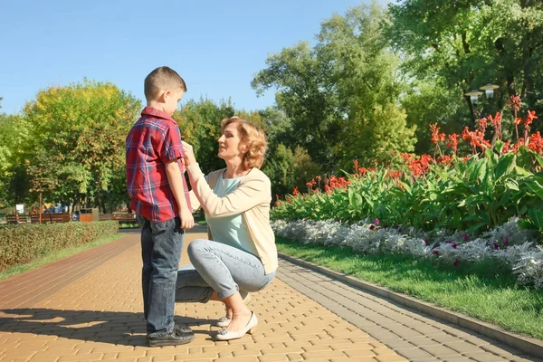 Torunu Park ile olgun kadın — Stok fotoğraf