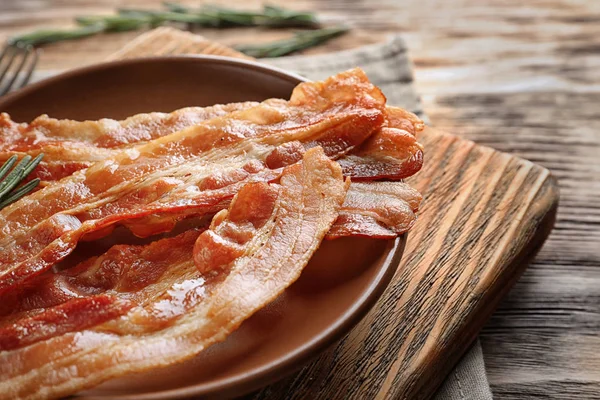 Prato com tochas de bacon cozido — Fotografia de Stock