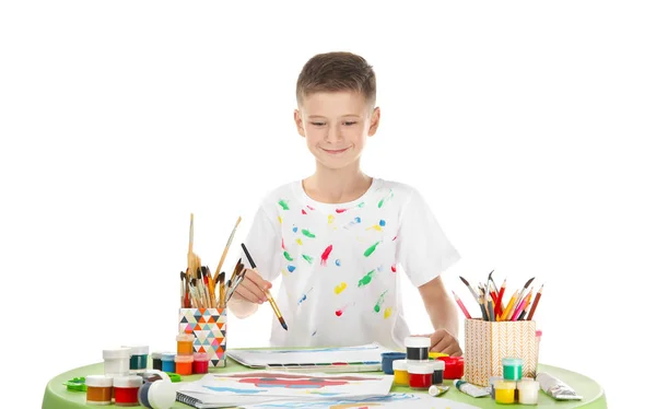 Carino piccolo ragazzo pittura a tavola su sfondo bianco — Foto Stock