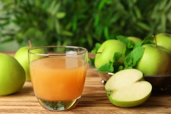 Glas med äppeljuice på bord — Stockfoto