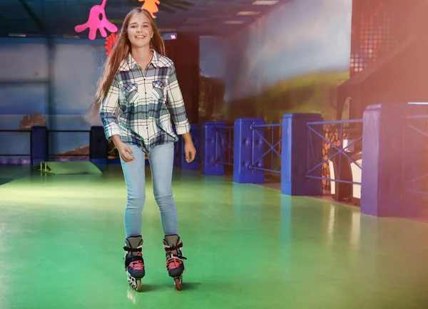 Uroczy nastolatkę w roller skating rink — Zdjęcie stockowe