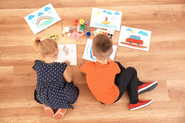 Bonito crianças pintura fotos em folhas de papel, dentro de casa — Fotografia de Stock