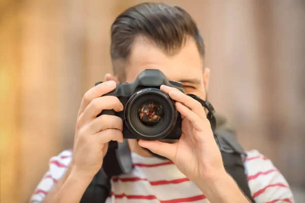 Junge männliche Touristin fotografiert im Freien — Stockfoto