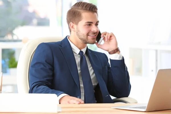 Biznesmen rozmawiający przez telefon komórkowy — Zdjęcie stockowe