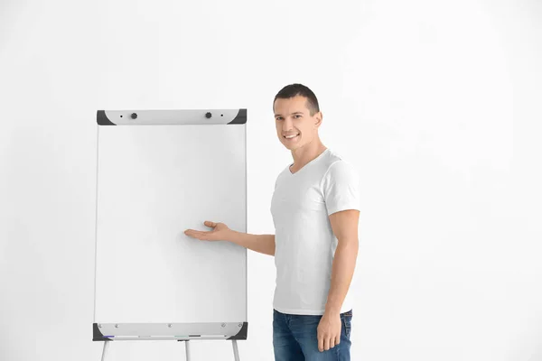 Business trainer giving presentation on whiteboard — Stock Photo, Image