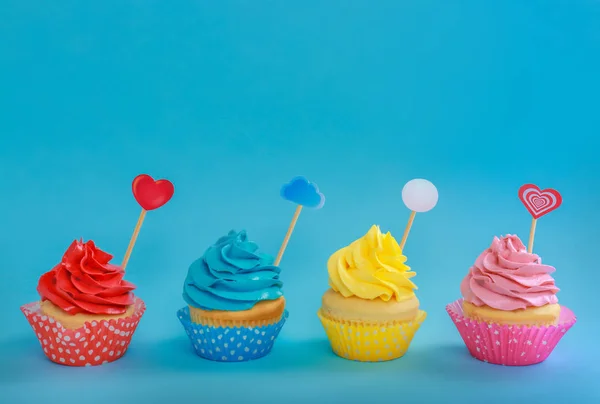 Sabrosos cupcakes sobre fondo de color —  Fotos de Stock