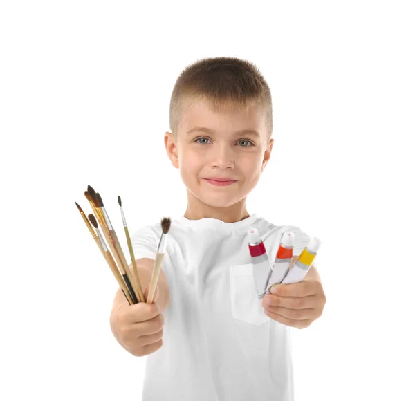 Petit garçon avec des peintures et des pinceaux — Photo