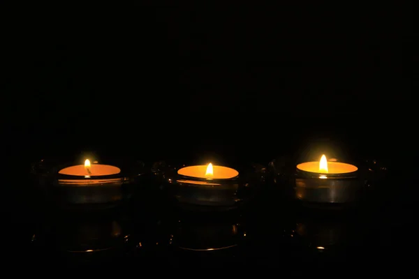 Αναμμένα κεριά σε φόντο — Φωτογραφία Αρχείου