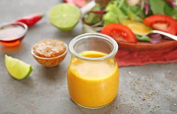 Glas mit leckerer Sauce für Salat — Stockfoto