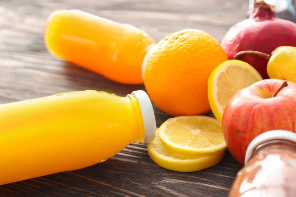 Flaskor av fruktjuicer och ingredienser — Stockfoto