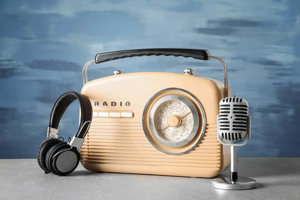 Radio retro, micrófono y auriculares — Foto de Stock