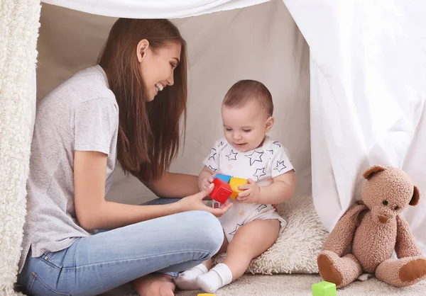 Jeune mère et mignon bébé jouer dans la tente à la maison — Photo