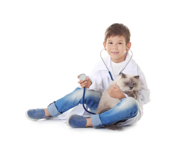 Menino em uniforme médico brincando com gato — Fotografia de Stock