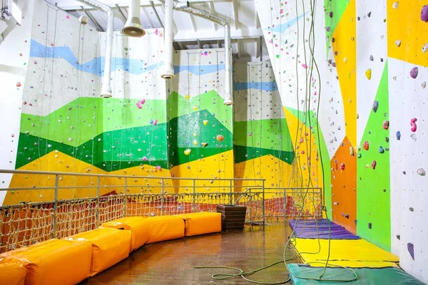 Interior del gimnasio moderno — Foto de Stock