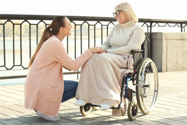 老年残疾妇女 — 图库照片
