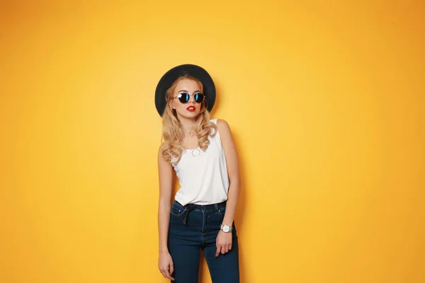 매력적인 hipster 소녀 모자 — 스톡 사진