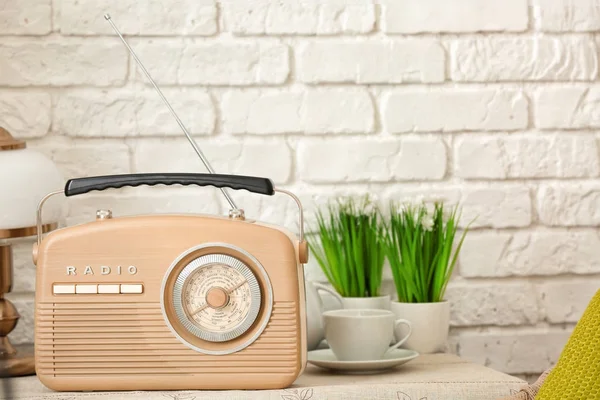 Retro radio på tabell — Stockfoto