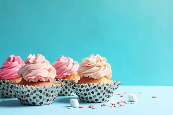Viele leckere Cupcakes auf farbigem Hintergrund — Stockfoto