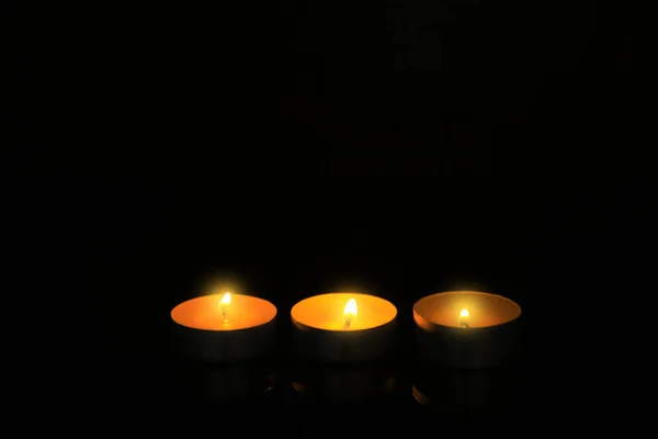 Velas encendidas en el fondo — Foto de Stock