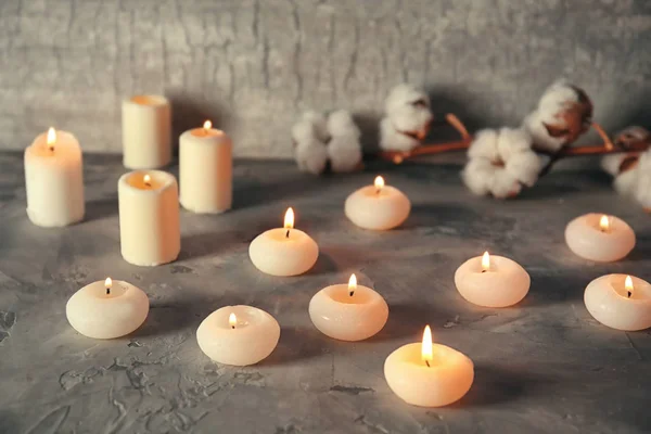 Muchas velas encendidas — Foto de Stock