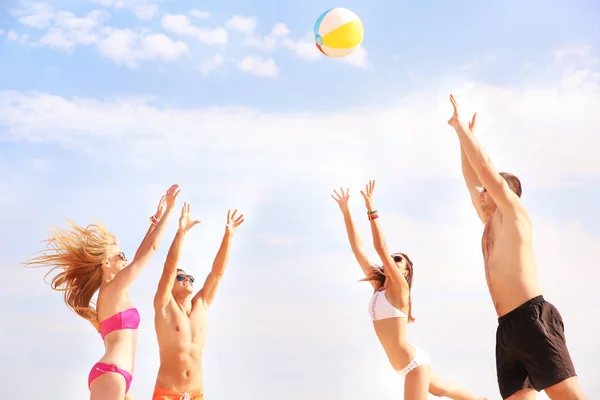 Group of young people playing volleyball on beach — Stock Photo, Image