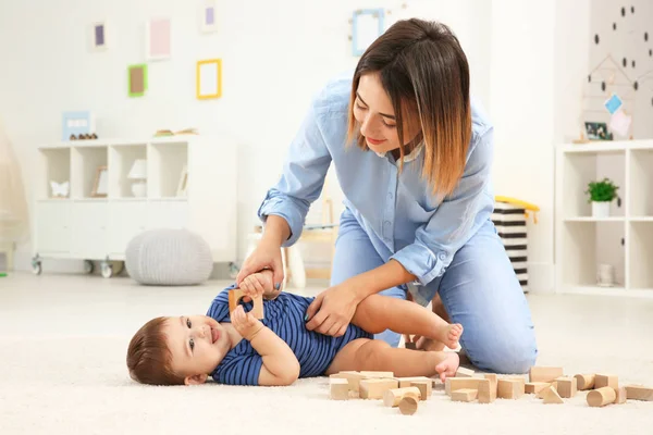 Mère avec bébé garçon jouant à la maison — Photo